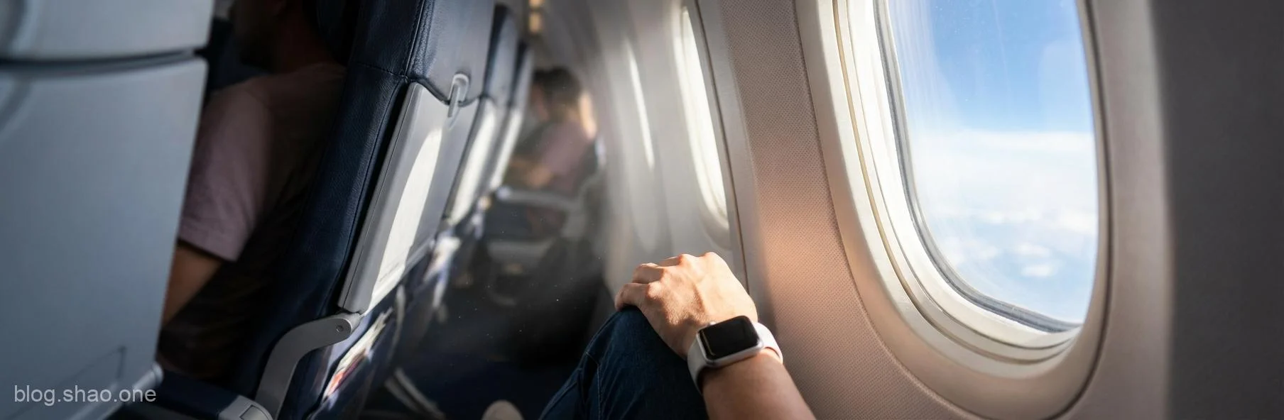 【科技旅人精選】出國怕「中鏢」？醫學數據揭秘飛機最佳保命位，聰明旅行更有「眉角」！