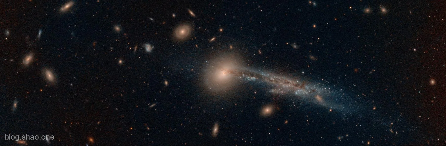 🚀 宇宙級震撼彈!韋伯望遠鏡抓到「落跑黑洞」:時速 350 萬公里的星際大逃殺