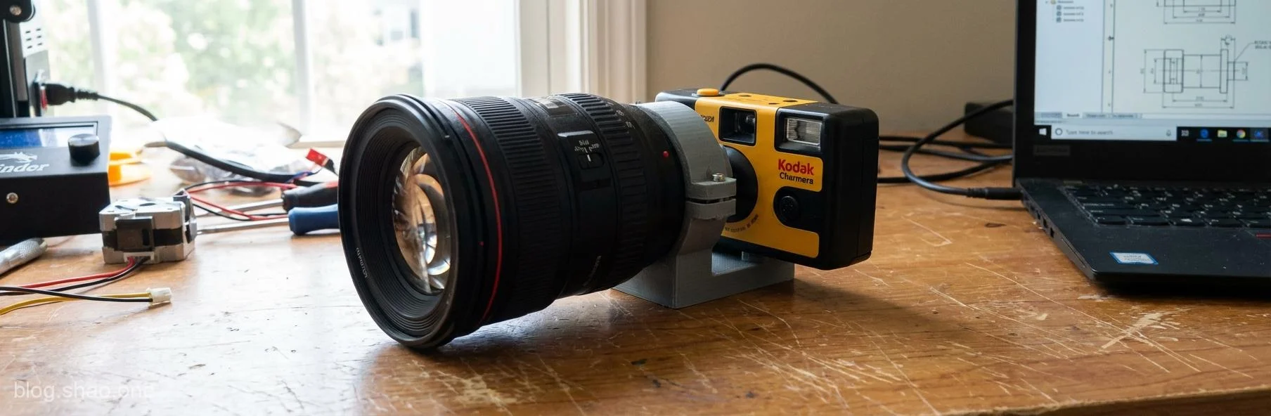 【硬核改造】小蝦米變大鯨魚！當 Kodak Charmera 盲盒小相機換上「大砲鏡頭」，結果竟然...？