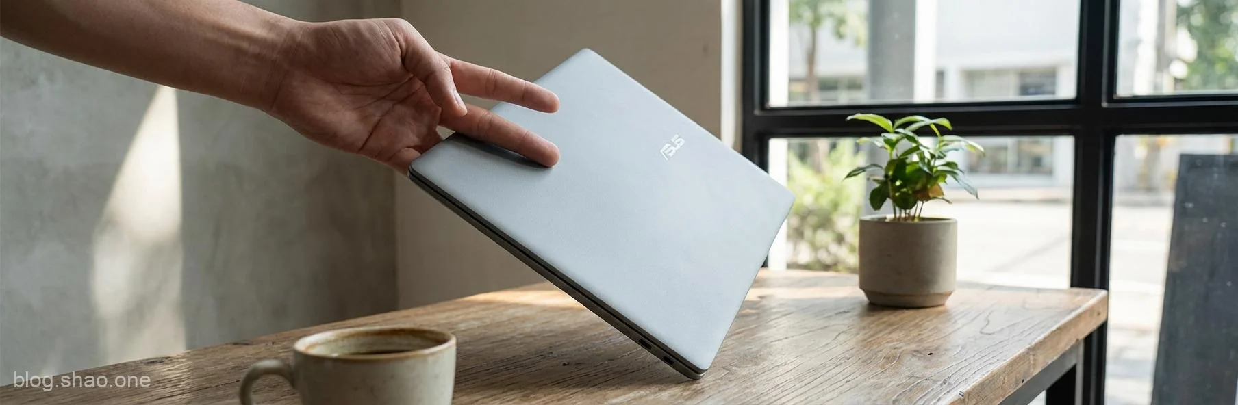 輕到讓你懷疑人生！華碩 Zenbook S16 磅礴登場：三根手指就能「舉重若輕」？