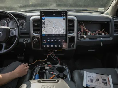 Dodge Ram 改裝 Tesla 風格大螢幕:升級效益與安裝考驗分析